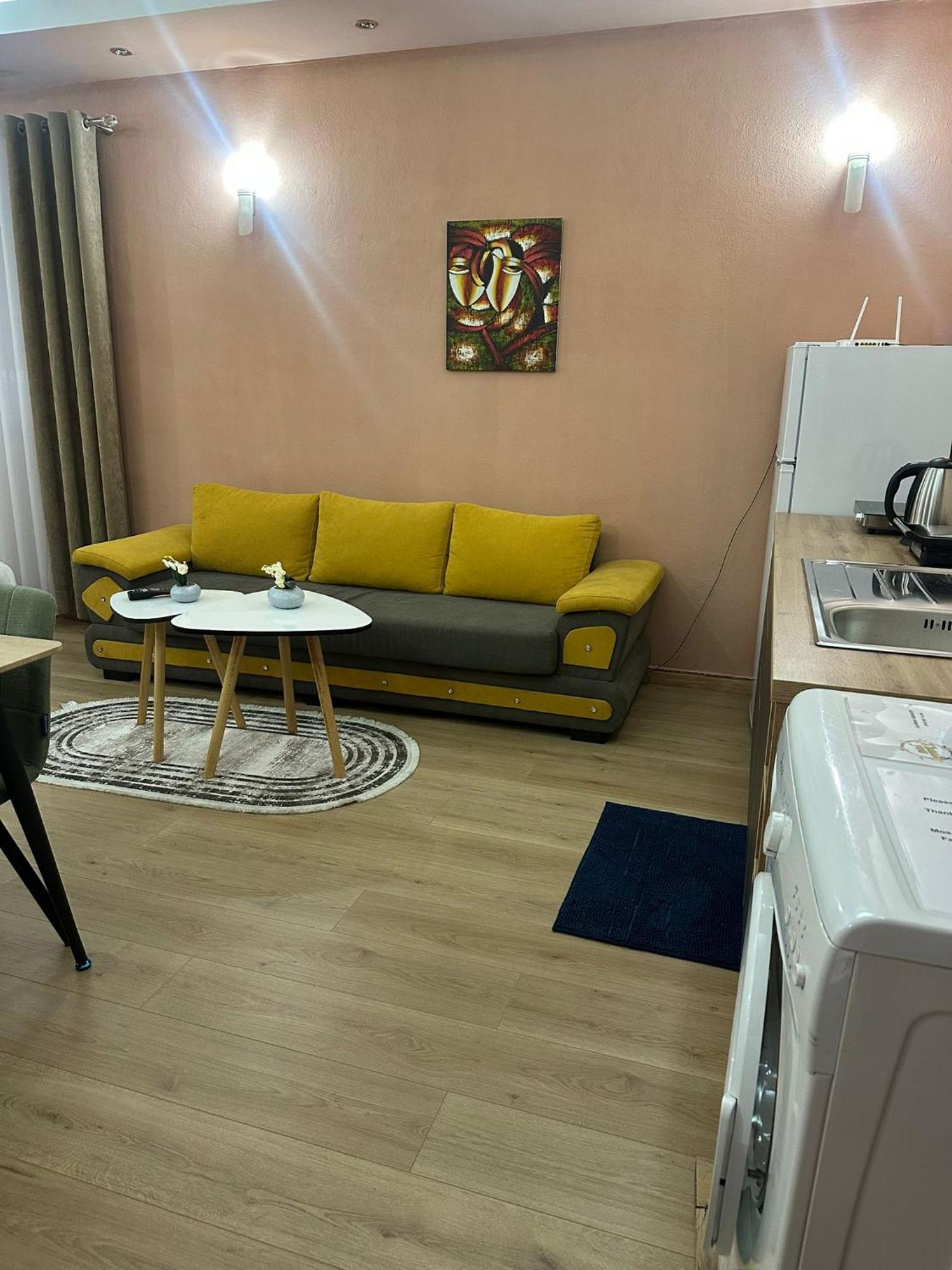 Adora Apartment Тирана Екстериор снимка